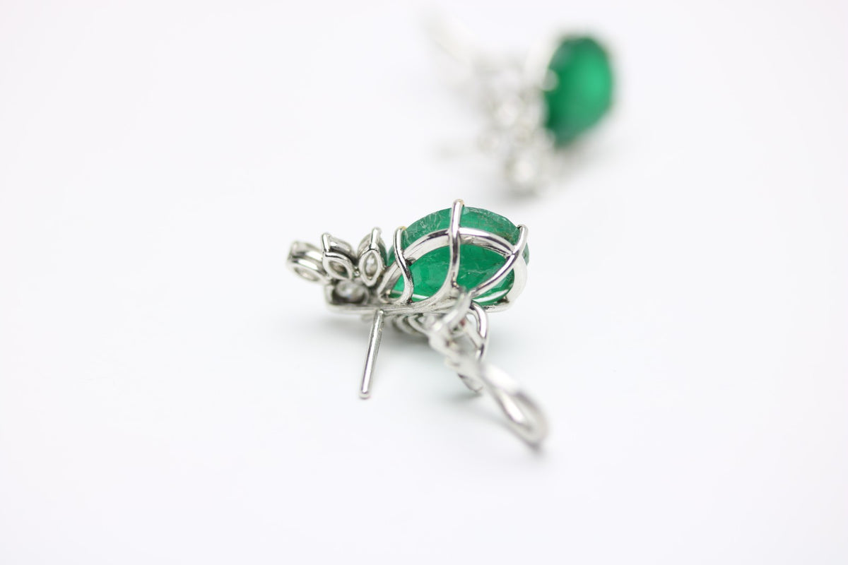 Smaragd Ohrstecker mit jeweils 7 Diamanten - 750 Weißgold