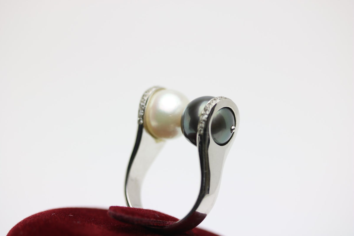 Gold Ring mit 2 Perlen und ca. 36 kl. Diamanten, 750 Weißgold– Ringgröße 53