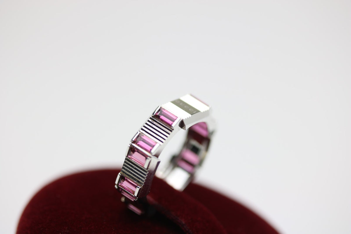 Gucci Ring aus 750 Weißgold mit Rubelite – Ringgröße 51