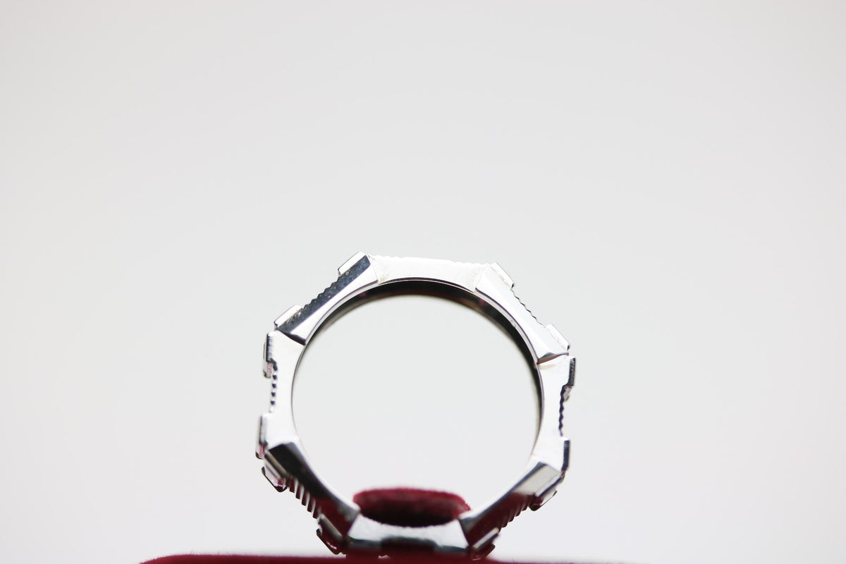 Gucci Ring aus 750 Weißgold mit Rubelite – Ringgröße 51