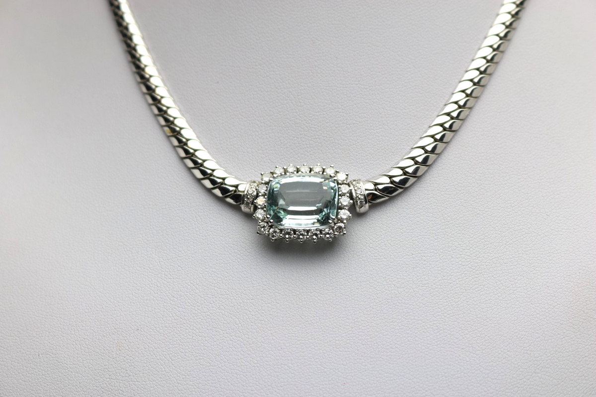 Halskette mit hellblauen Beryll Aquamarin, 26 Diamanten, 585 Weißgold- ca. 44 cm